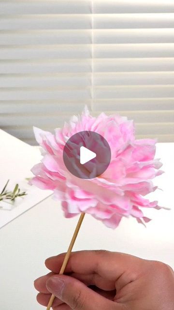 Festival Flowers, Crepe Paper Flowers Diy, Paper Flowers Diy Easy, Paper Flower Wreaths, Paper Flower Arrangements, Flowers Simple, Paper Craft Techniques, Paper Flower Crafts, Mothers Day Crafts For Kids