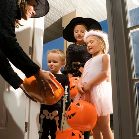 10 Silly Sayings to Replace "Trick or Treat" This Halloween #halloween #onecrazyhouse #trickortreat #familyfun Halloween Safety Tips, Apple Cocktail, Halloween Safety, Simple Birthday Party, Hallowen Ideas, Holiday Hack, Art Birthday Party, Halloween Treat Bags, Halloween This Year