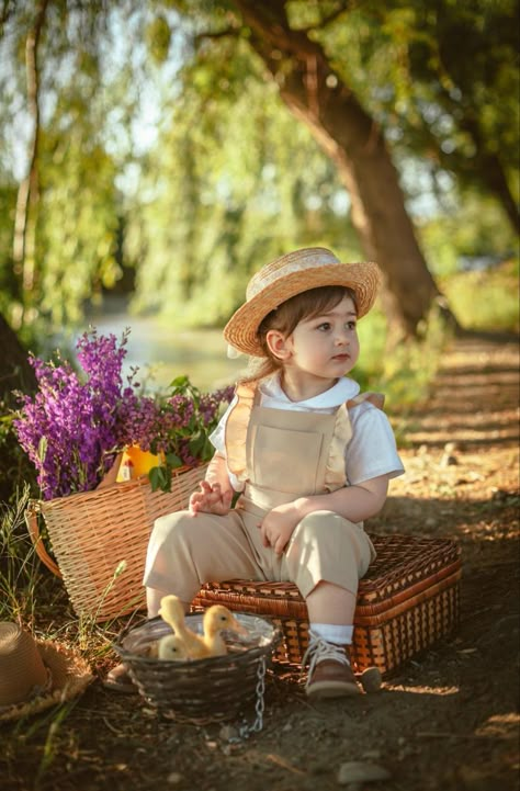 duck girl photoshoot One Year Old Spring Photos, Kids Spring Pictures, Outdoor Easter Photography, Easter Photoshoot Toddler, Kids Spring Photoshoot, Duck Photoshoot, Kids Outdoor Photoshoot, Picnic Photo Shoot, Spring Toddler