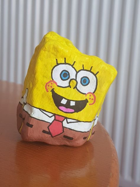 Spongebob Posca Art, Cartoon Rock Painting, Rock Painting Ideas Spongebob, Spongebob Painted Rocks, Spongebob Stone Painting, Small Painting Ideas Spongebob, Spongebob Rock Painting, Rock Painting Ideas Characters, Acrylic Painting Spongebob