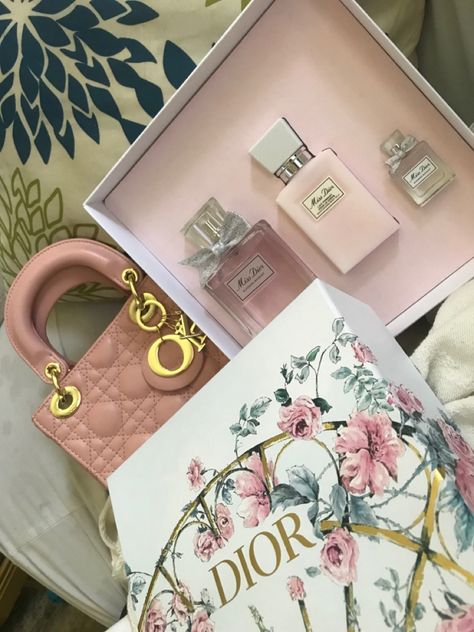 Dior Box Gift, Mothers Day Gifts Luxury, Dior Gift Box Aesthetic, Pink Lady Dior Bag, Luxury Gifts Aesthetic, Expensive Gifts For Women, Pink Lady Dior, Dior Gift Set, Dior Gift