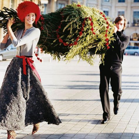 what_to_wear_to_holiday_party_2016 Christmas Editorial, Holiday Shopping List, Arthur Elgort, Vogue Editorial, Christmas Traditions Family, Christmas Photoshoot, French Chic, Holiday Shopping, Gifts For Everyone