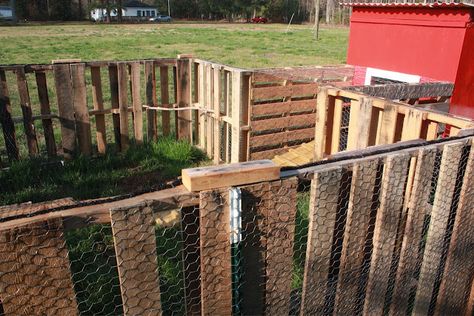 Pallet Fence for Chicken Coop Pallet Coop, Goat Playground, Chicken Coop Pallets, Chicken Fence, Portable Chicken Coop, Chicken Pen, Pallet Fence, Chicken Run, Painted Patio