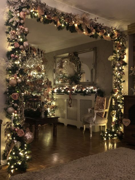 Diy Art Christmas, Christmas Home Decorating, Home Decorating Diy, Christmas Decorations Apartment, Christmas Dreaming, Cozy Christmas Decor, Christmas Decor Inspiration, Christmas Interiors, Christmas Themes Decorations