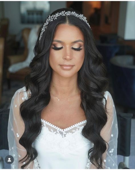 Bride Headpiece Hair Down, Bridal Hairstyles For Big Foreheads, Bridal Hair Round Face, Bridal Hair For Round Face, Bridal Hairstyles For Round Face, Brown Wedding Hair, Wedding Hairstyles For Round Faces, Veil Hair Down, Fat Bride