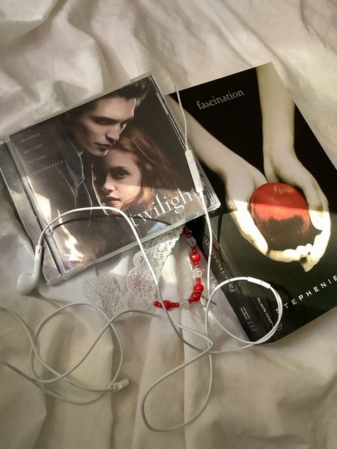 twilight, cd, twilight book (french copy), red bracelet lace, wired headphones Fall Reading, White Books, Wired Headphones, Bella Swan, Motion Picture, Soundtrack, Fascinator, Red White, Reading