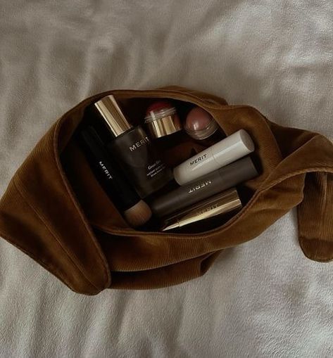 Koi Berrigan ⚡️ (@koiiberri) • Instagram photos and videos Merit Makeup Bag Pattern, Beauty Product Aesthetic, Merit Beauty Aesthetic, Merit Makeup Bag, Merit Aesthetic, Merit Makeup, Makeup Aesthetic Products, Merit Beauty, Minimalist Makeup