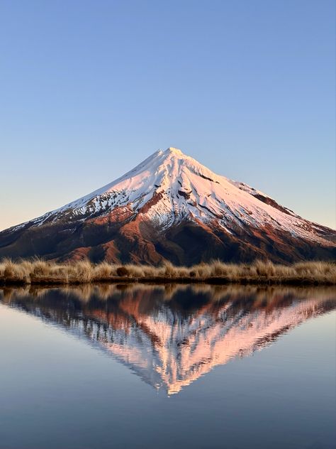 Mount Taranaki New Zealand, New Zealand Aesthetic Landscape, Windermere Peaks, Taranaki New Zealand, Mount Taranaki, North Island New Zealand, New Zealand South Island, New Zealand North, Reference Pics