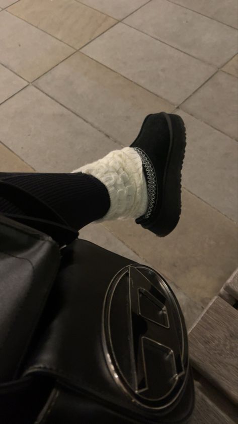 Ugg Black Slippers Outfit, Black Ugg Outfits, Black Ugg Tasman Slippers Outfit, Black Tasman, Black Tasman Uggs Aesthetic, Black Ugg Slippers Outfit, Black Uggs Aesthetic, Black Ugg Tasman, Black Tasman Uggs