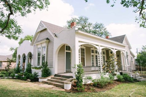 So pretty Fixer Upper Exterior, Fixer Upper Episodes, Magnolia Farms Fixer Upper, Fixer Upper Joanna, Magnolia Fixer Upper, Fixer Upper Joanna Gaines, Chip Gaines, Fixer Upper Home, Hgtv Fixer Upper