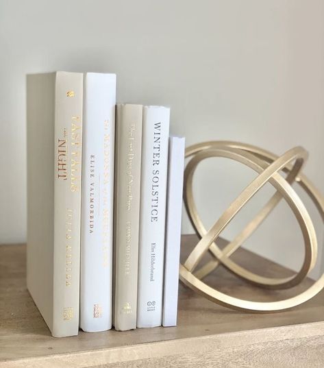 Fashion Books Decor, Decorative Books Display, White Aesthetic Bedroom Ideas, Coffee Table Books Decor, Decor Books, Dream Dream, Decorative Books, White Books, Iconic Fashion