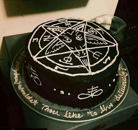 Satanic Birthday, Satanic Wedding, Emo Food, Goth Cake, Goth Cakes, Gothic Cake, Spooky Cake, Recetas Halloween, Goth Wedding