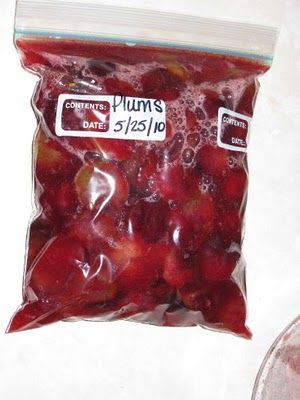 Freezing Plums--doing this with rachel and ericas plums How To Freeze Plums, Canning Plums Recipes, Prune Plum Recipes, Recipes Using Plums, Plum Recipes Healthy, Freezing Plums, Preserving Plums, Plums Recipes, Plum Jam Recipes