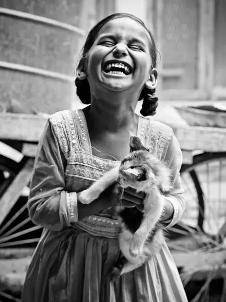 girl and the kitten Alfred Stieglitz, Smiles And Laughs, People Of The World, Just Smile, 인물 사진, Happy People, Beautiful Smile, Smile Face, Photo Contest