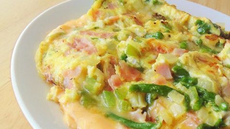 Asparagus Omelet #MyAllrecipes #AllrecipesAllstars #AllrecipesFaceless Freezing Asparagus, Healthy Omelet, Potato Latke Recipe, Baked Omelet, Omelets Recipe, Ham Steaks, Greek Flavors, Egg Dish, Asparagus Recipe