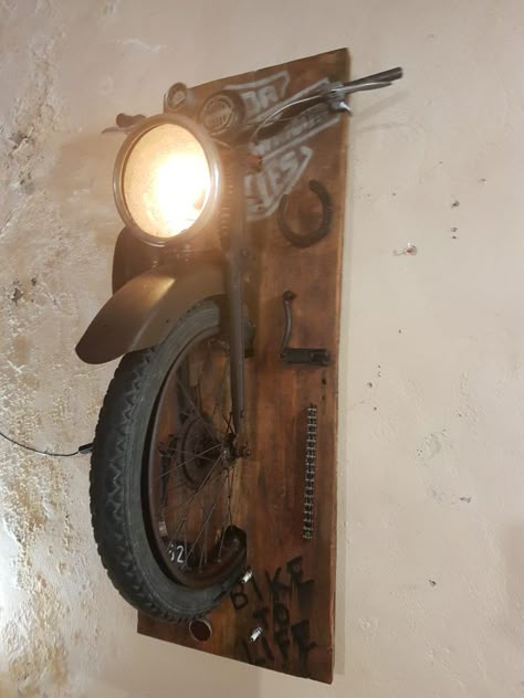 Wall Lamps Diy, Lamps Diy, Motorbike Parts, Car Part Furniture, Diy Lampe, Automotive Decor, Man Cave Ideas, Metal Art Projects, Scrap Metal Art