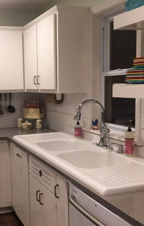 LaDonna creates a retro-style kitchen that would make her grandmothers proud - Retro Renovation Vintage Kitchen Sink, 1970s Kitchen Remodel, Retro Style Kitchen, Vintage Kitchen Cabinets, Steel Kitchen Cabinets, Drainboard Sink, Kitchen Retro, Kitchen Sink Design, Kitchen Wood