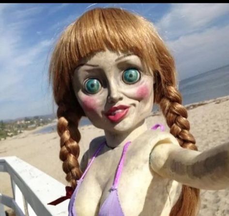 #annabelle #horror #beach #summer Annabelle Horror, Los Warren, Funny Face, To Laugh, Beach Summer, Get Ready, Funny