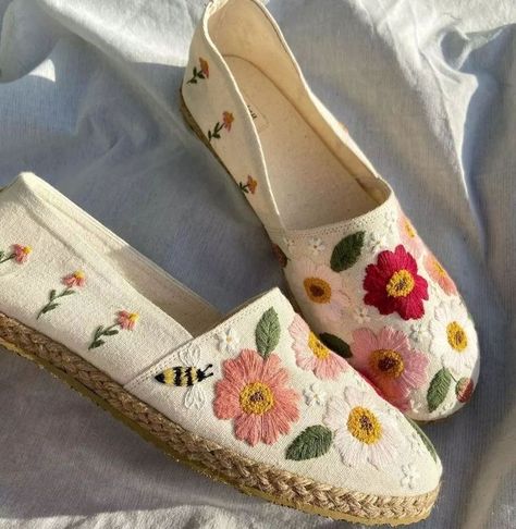 Shoe Embroidery Ideas, Embroidered Shoes Diy, Embroidery Sandals, Painted Shoes Diy, Clothes Embroidery Diy, Diy Sandals, Fashion Shoes Heels, Diy Embroidery Designs, Embroidery Shoes