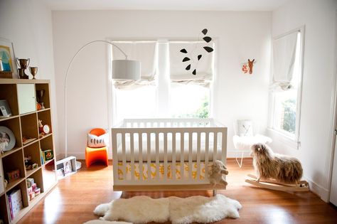 Simple Nursery, Nursery Modern, White Nursery, Beautiful Nursery, Kid Rooms, White Modern Kitchen, Modern Kids, Modern Nursery, Nursery Inspiration