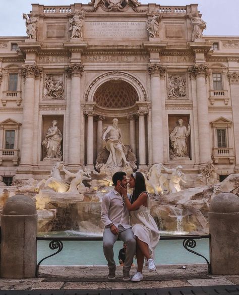 Engagement Photos In Rome, Trevi Fountain Couple Pictures, Trevi Fountain Photoshoot, Rome Couple Pictures, Venecia Italia Aesthetic, Fontana Di Trevi Photo Ideas, Trevi Fountain Pictures, Rome Couple, Rome Photoshoot