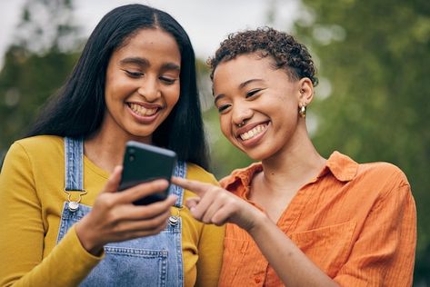 People On Phones, Looking At Phone, Social Media People, Irl References, Hand Phone, People Walking, Women Talk, Friends Laughing, Happy Friends