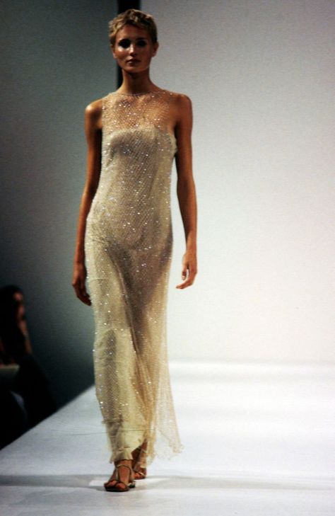 Vera Wang - Spring 2000 RTW Vera Wang Fashion, Vera Wang 90s, Vintage Vera Wang, Vera Wang Couture, Vera Wang Bridal, Vera Wang Wedding, 90s Runway, 90s Runway Fashion, Vera Wang Dress