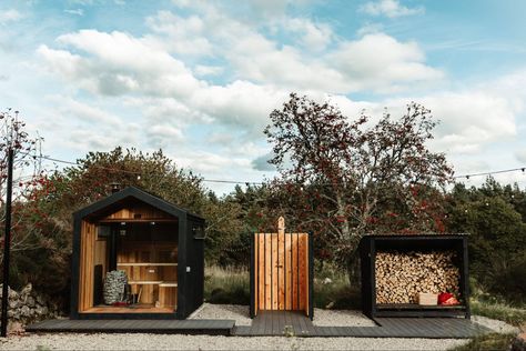 13 Sauna Ideas To Inspire You – Forbes Advisor Small Outdoor Sauna Ideas, Outdoor Wood Burning Sauna, Sauna Landscaping, Small Sauna Ideas, Diy Sauna Outdoor, Outdoor Sauna Ideas, Forest Sauna, Black Arbor, Bungalow Landscape