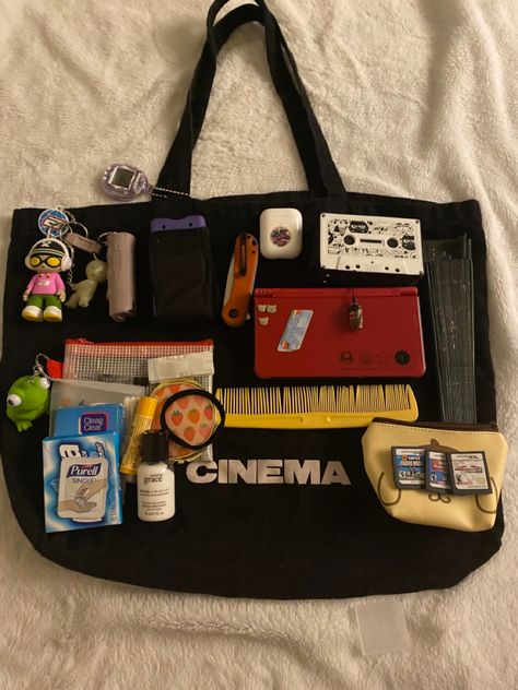 Whats in my bag Whats Inside My Messenger Bag, What I Keep In My Bag, Whats In My Messenger Bag, Inside My Bag Aesthetic, What’s In My Bag Aesthetic, What’s In My Purse, Cna Aesthetic, Bag Tour, What's In My Backpack