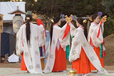 These are miko shrine maidens performing a special Shinto Shaden Kagura dance ritual during the annual On-Matsuri festival, a traditional Shinto religious festival held at the Kasuga Wakamiya Shrine in the ancient Japanese city of Nara, Japan. In older days, miko were considered shamans, but today they take on a more lighter role as priestesses or ceremonial duties. Japanese Rituals, Miko Priestess, Miko Shrine Maiden, Japanese Priestess, Japanese Shrine Maiden, Shrine Maiden Outfit, Shu Qi, Matsuri Festival, Shrine Maiden