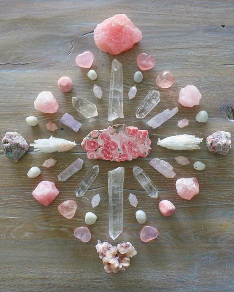 Crystal Mandala, Crystals Healing Grids, Heart Chakra Healing, Healing Room, Crystal Vibes, Chakra Healing Crystals, Crystal Aesthetic, Spiritual Crystals, Crystal Therapy