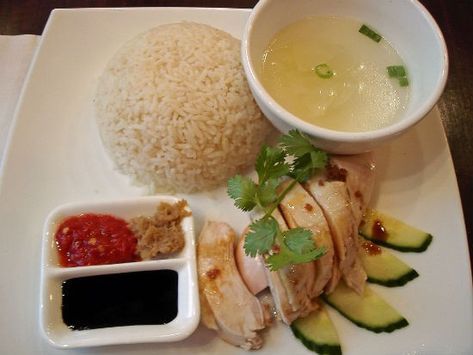 Singapore Chicken Rice Recipe, Chicken Rice Singapore, Singapore Chicken Rice, Grain Sides, Singapore Chicken, Hainan Chicken Rice, Singapore Recipes, Chinese Coleslaw, Singapore Street