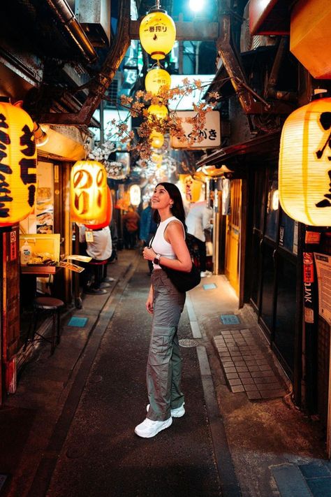 Renee from Renee Roaming standing on a beautifully lit street in Tokyo, Japan. Photography Poses Travel, Japan Photoshoot Ideas, What To Wear In Japan Summer, Tokyo Instagram Pictures, Summer In Japan Outfit, Japan Photography Aesthetic, Japan Picture Ideas, Tokyo Photo Ideas, Japan Aesthetic Outfit