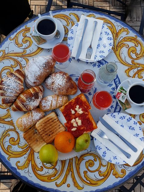 Italian Food Breakfast, Italian Breakfast Aesthetic, Italy Breakfast, Breakfast In Italy, Breakfast Around The World, Colorful Breakfast, Summer Abroad, Italian Breakfast, Morning Routines