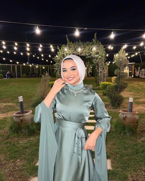 Soiree Satin Dresses For Hijab, Hijabi Simple Dresses, Dresses For Prom Hijab, Grad Dresses For Hijabis, Hijab Dresses For Wedding Party, Simple Soiree Outfit, Hijabi Graduation Dress, Simple Dresses For Hijab, Dresses To Wear To A Wedding Hijab