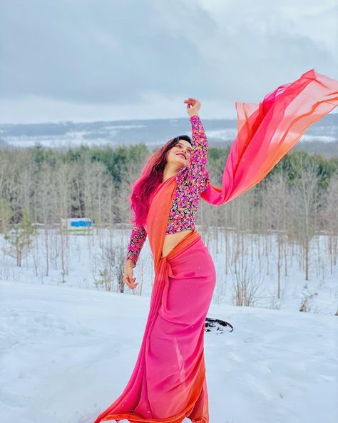 𝓜𝓲𝓽𝓪𝓵𝓲 🐼’s Instagram post: “Hoping for a Colourful 2021 for you all💗 P.S. Entering in to the new year in Bollywood style 💃 . . . #happynewyear #2021 #newyear…” Saree In Snow, Switzerland Photography, Snow Photoshoot, Saree Style, Saree Poses, Bollywood Style, Bollywood Saree, Saree Styles, Bollywood Fashion