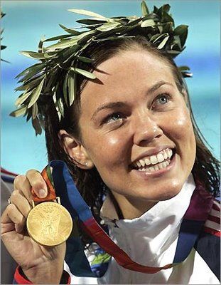 Natalie Coughlin winning gold! Olympics Swimming Aesthetic, Olympics 2024 Swimming, Natalie Coughlin, Types Of Sports, Female Swimmers, Female Olympic Swimmers, Usa Swimming, Olympic Swimmers, Olympic Swimming