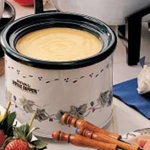 Crockpot Fondue, Easy Fondue Recipes, Cheddar Fondue, Cheese Fondue Recipe, Fondue Night, Fondue Recipes Cheese, Fondue Recipe, Fondue Party, Fondue Recipes