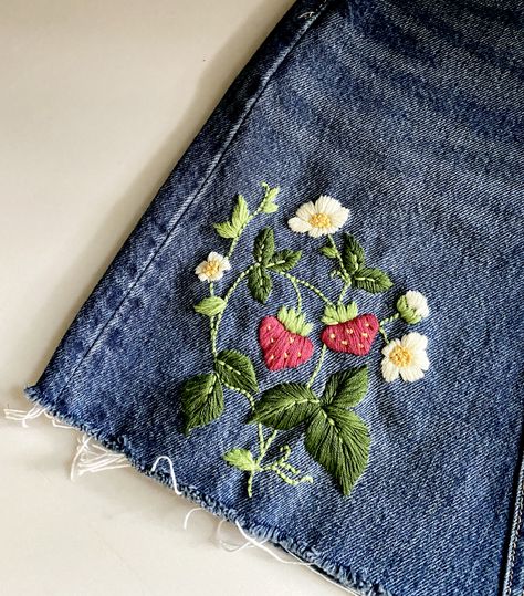 Dungaree Embroidery, Embroidery Patterns Machine, Embroidery Jeans Diy, Strawberry Embroidery, Summer Embroidery, Clothes Embroidery Diy, Embroidery On Clothes, Cute Embroidery, Sewing Embroidery Designs