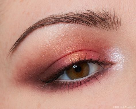 A coral eyeshadow look with Nabla's Metropolitan Cutie Palette. Coral Smokey Eye Makeup, Coral Smokey Eye, Coral Eyeshadow Looks Step By Step, Coral Red Makeup, Coral Pink Eyeshadow, Coral Eye Makeup, Coral Eyeshadow, Coral Makeup, Makeup Nails Art