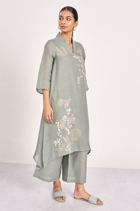 Tunic With Pants, Honey Suckle, Neck Designs For Suits, A Line Kurta, Fly Free, Kurta Designs Women, Tunic Pattern, Boutique Dress Designs, Embroidery Floral