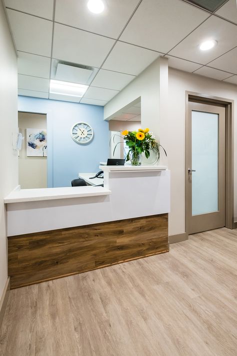 Small Reception Ideas Office, Small Clinic Reception Design, Small Front Office Design, Medical Office Design Waiting Area Reception Desks, Medical Reception Design, Front Desk Ideas Reception Areas Office, Dental Clinic Reception Desk, Medical Office Front Desk Design, Small Dental Office Design