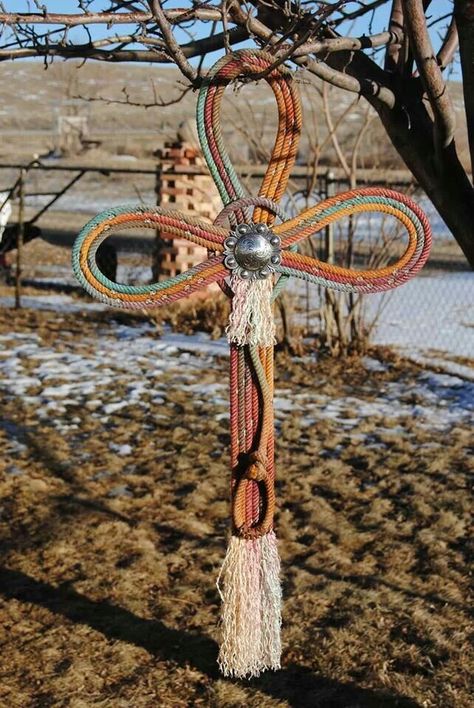 Rope cross Old Rope Ideas, Lasso Rope Wreath, Old Rope Projects, Western Rope Decor, Crosses Decor On Wall, Lariat Rope Crafts, Rope Wreaths, Lasso Rope, Western Wreaths