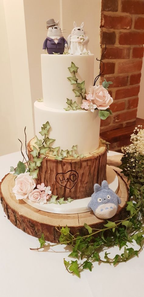 Totoro Wedding Cake, Studio Ghibli Wedding Theme, Studio Ghibli Wedding, Ghibli Wedding, Nerdy Wedding Cakes, Nerdy Wedding, Anime Wedding, Studio Ghibli, Mind Blown