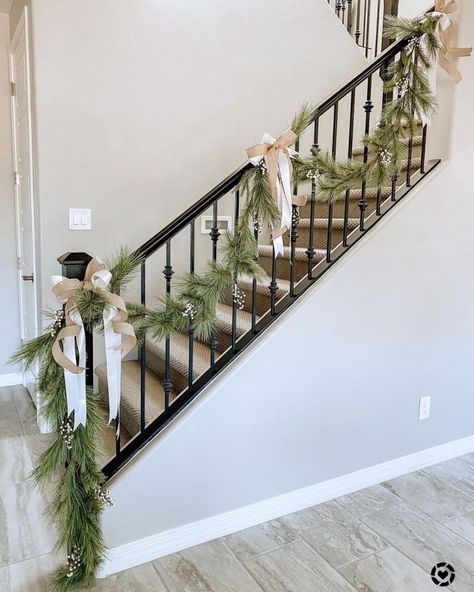 Garland And Stockings On Staircase, Simple Banister Christmas Decor, Stair Railing Christmas Decorating Ideas, Christmas Bannister Ideas, Simple Christmas Garland, Banister Decor, Christmas Garland Staircase, Staircase Decoration, Diy Stairs Makeover