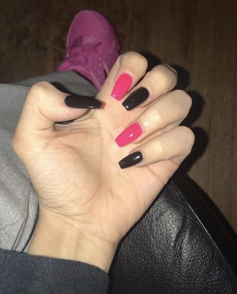 Gel Nails Black And Pink, Black And Colour Nails, Nails Inspiration Pink And Black, Egirl Nails Acrylic, Black And Dark Pink Nails, Nails Ideas Black And Pink, Simple Pink And Black Nails, Black And Pink Nails Simple, Pink And Black Nails Acrylic Coffin