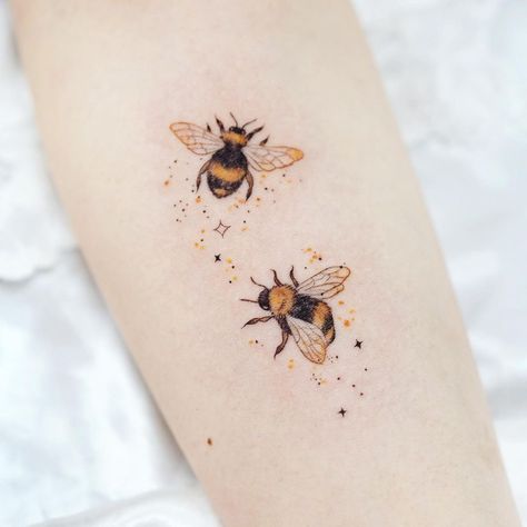 Bee With Daisy Tattoo, Space Bee Tattoo, Coloured Bee Tattoo, Honey Bee Hand Tattoo, Small Beehive Tattoo, Sunflower Bee Tattoo Design, Feminine Bee Tattoo, 2 Bees Tattoo, Bee And Honey Tattoo