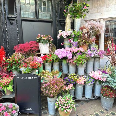 Liberty London flower shop by Nikki Tibbles Modern Flower Shop, London Flower Shop, Florist Aesthetic, Small Street, Shops In London, Luxury Florists, Flower Shop Design, Cute Store, Flower Store