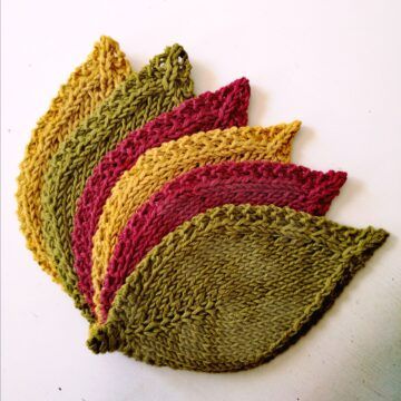 Free model: Autumn leaves with Linen Blend - PERFORMANCE YARN Fall Leaves Knitting Pattern, Knitted Leaf Pattern Free Leaves, Free Autumn Knitting Patterns, Knitting Leaves Pattern Free, Knitted Fall Decor, Knit Leaves Free Pattern, Knit Leaf Pattern Free, Knitted Leaf Pattern Free, Knitted Leaves Free Pattern