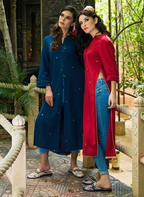 Blue Kurta With Jeans, Kurta Jeans Outfit Women, Jeans With Kurta Style, Kurti With Jeans, College Outfit, Casual Indian Fashion, Long Kurti Designs, Salwar Kamiz, Cotton Kurti Designs